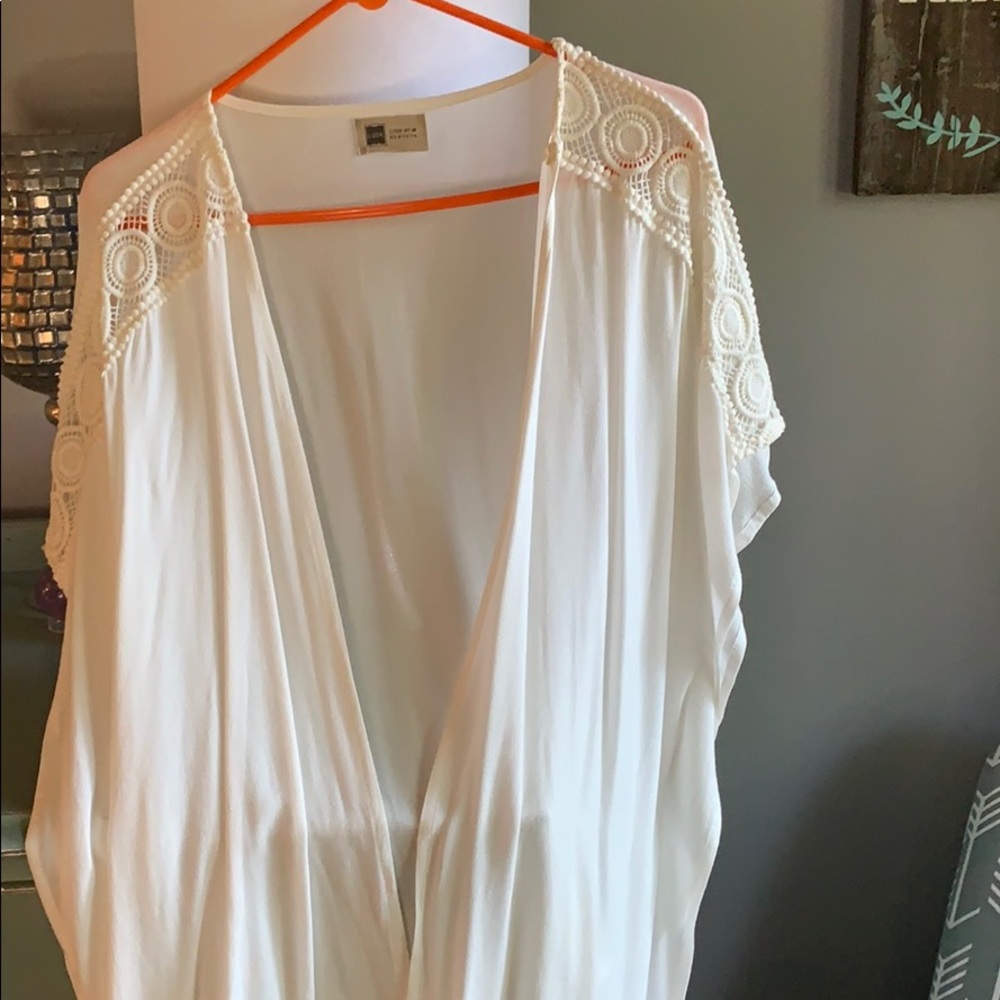White short sleeve kimono with detail at shoulders